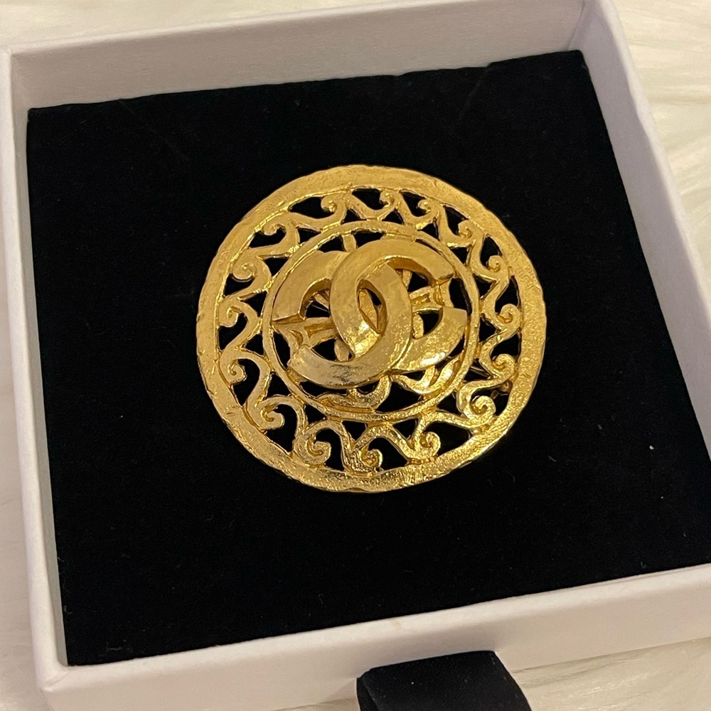 “SOMEWHAT RARE” 💯% AUTHENTIC VINTAGE CHANEL 1995 CC Medallions Brooch (95-A) - Picture 6 of 12